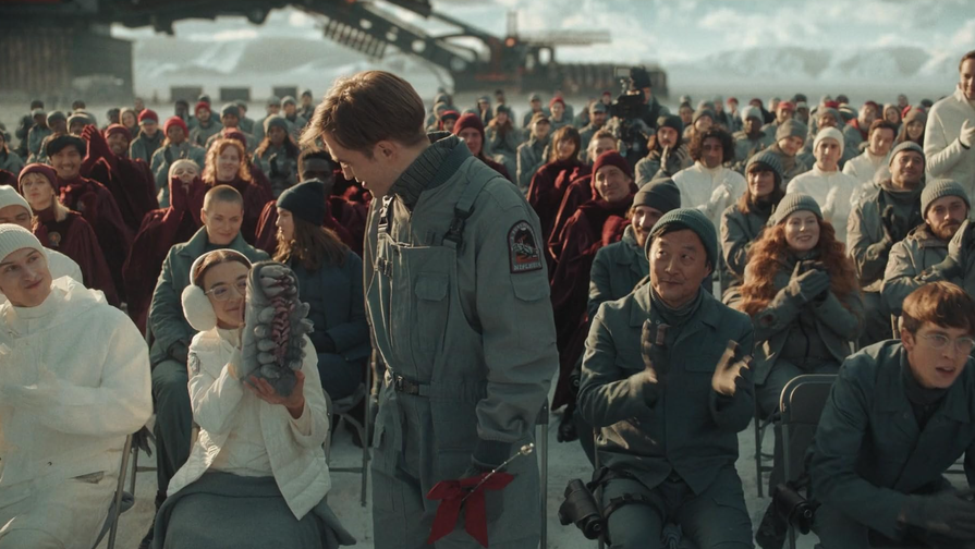 Ценность каждой жизни, колонизаторство и власть в руках идиотов: о чем размышляет Пон Джун-хо в фильме «Микки 17» (фото 41)