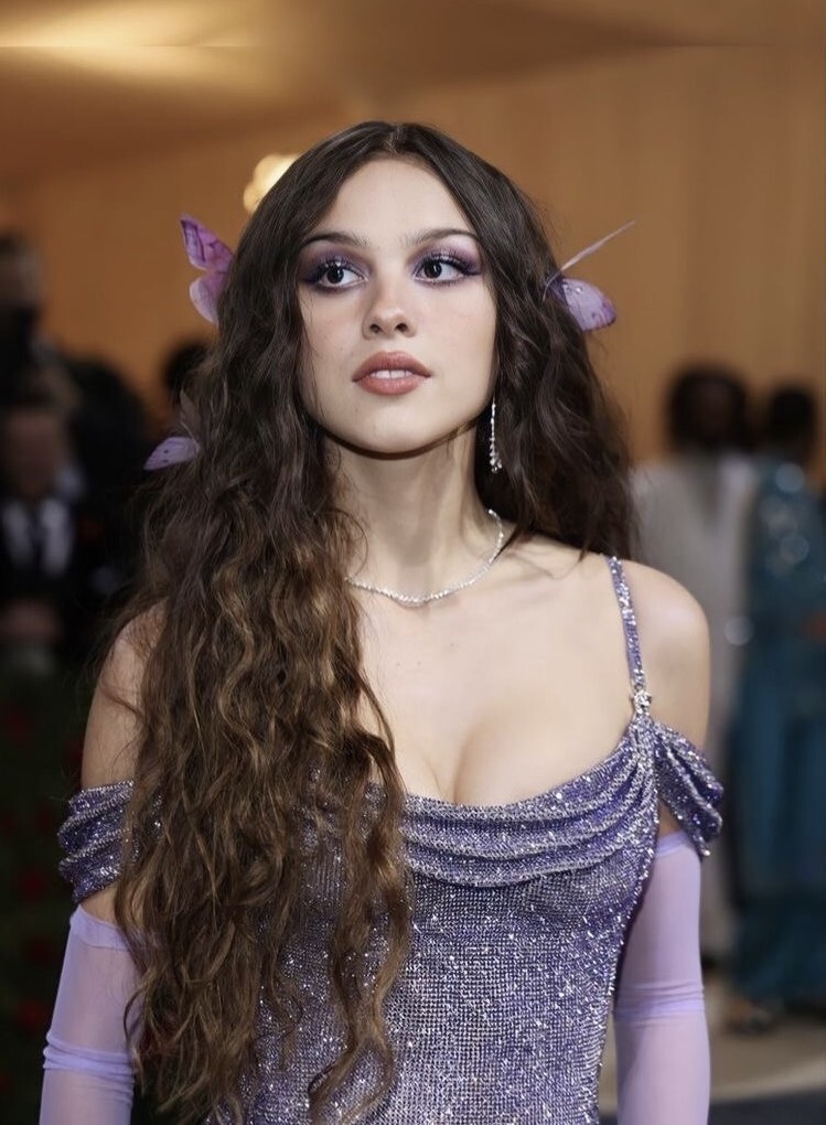 Fruit-Inspired: тренд на сливовый макияж — носим как Зендая, Оливия Родриго и Рианна (фото 5)