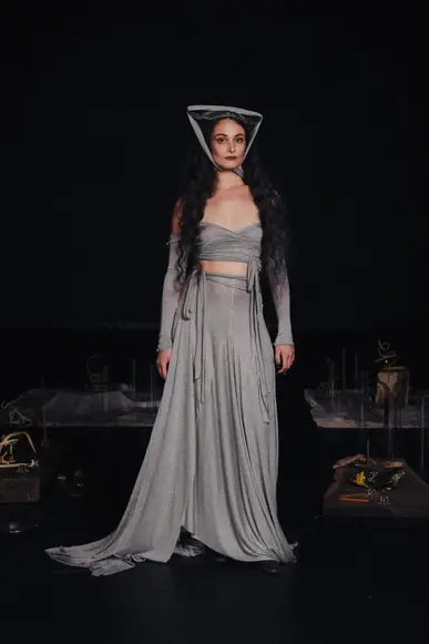 Доспехи, пулены и атур: Средневековье на подиуме в 2025 году (фото 15)