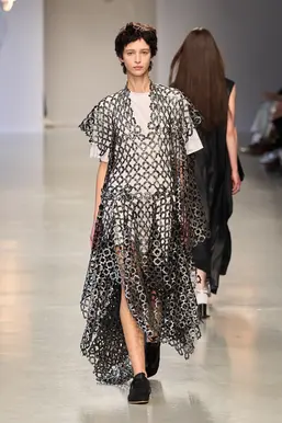 Доспехи, пулены и атур: Средневековье на подиуме в 2025 году (фото 1)