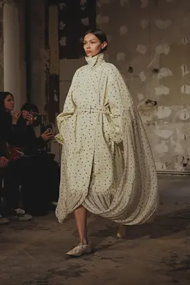 Доспехи, пулены и атур: Средневековье на подиуме в 2025 году (фото 50)