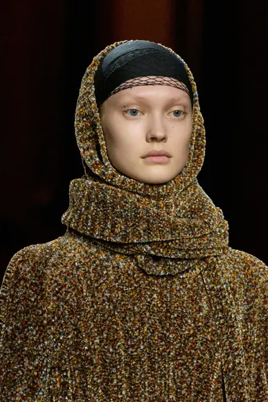 Доспехи, пулены и атур: Средневековье на подиуме в 2025 году (фото 26)