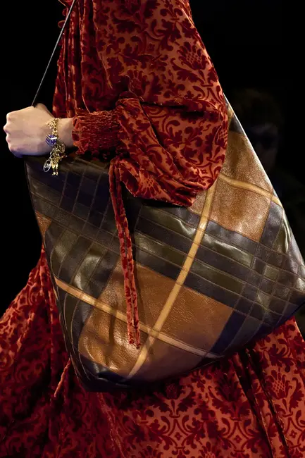 Доспехи, пулены и атур: Средневековье на подиуме в 2025 году (фото 58)