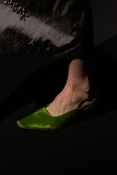 Доспехи, пулены и атур: Средневековье на подиуме в 2025 году (фото 78)