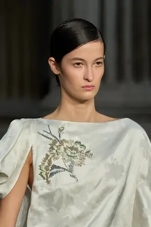 Доспехи, пулены и атур: Средневековье на подиуме в 2025 году (фото 69)