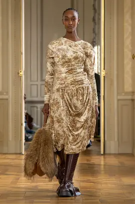 Доспехи, пулены и атур: Средневековье на подиуме в 2025 году (фото 43)