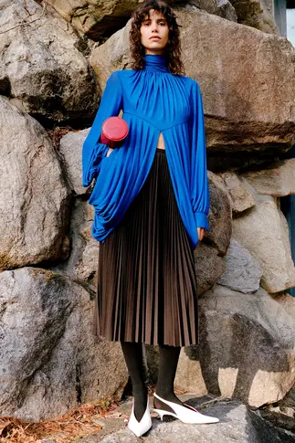 Доспехи, пулены и атур: Средневековье на подиуме в 2025 году (фото 56)