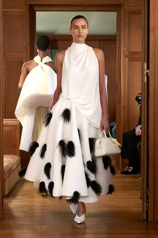 Доспехи, пулены и атур: Средневековье на подиуме в 2025 году (фото 55)