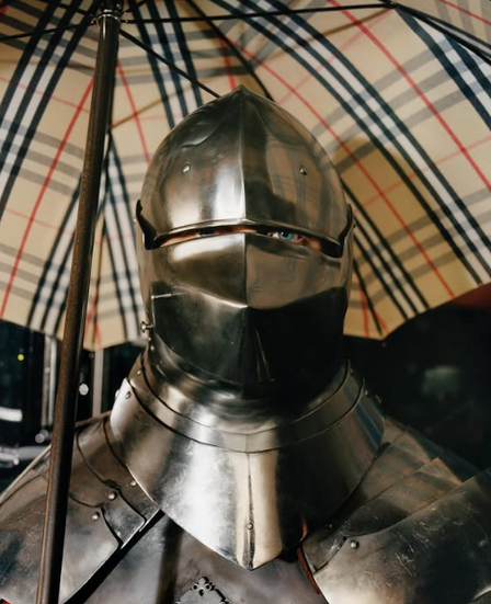 Доспехи, пулены и атур: Средневековье на подиуме в 2025 году (фото 6)