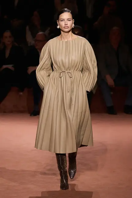 Доспехи, пулены и атур: Средневековье на подиуме в 2025 году (фото 65)