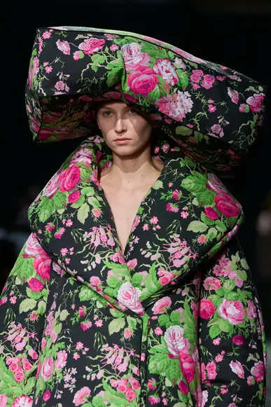 Доспехи, пулены и атур: Средневековье на подиуме в 2025 году (фото 17)