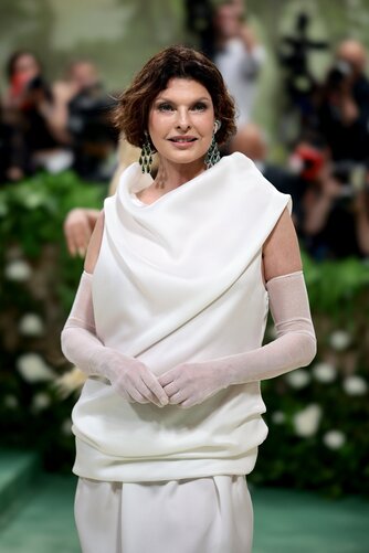 Доспехи, пулены и атур: Средневековье на подиуме в 2025 году (фото 33)