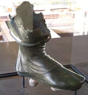 Доспехи, пулены и атур: Средневековье на подиуме в 2025 году (фото 81)