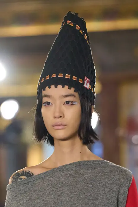 Доспехи, пулены и атур: Средневековье на подиуме в 2025 году (фото 24)