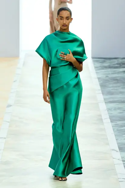 Доспехи, пулены и атур: Средневековье на подиуме в 2025 году (фото 40)