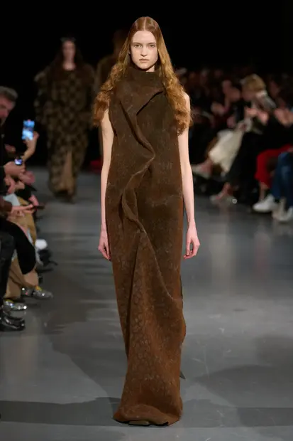 Доспехи, пулены и атур: Средневековье на подиуме в 2025 году (фото 36)