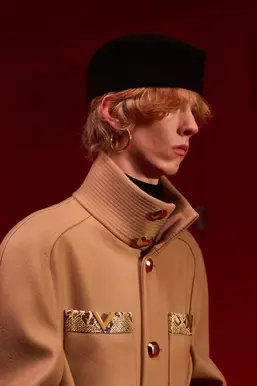 Доспехи, пулены и атур: Средневековье на подиуме в 2025 году (фото 23)