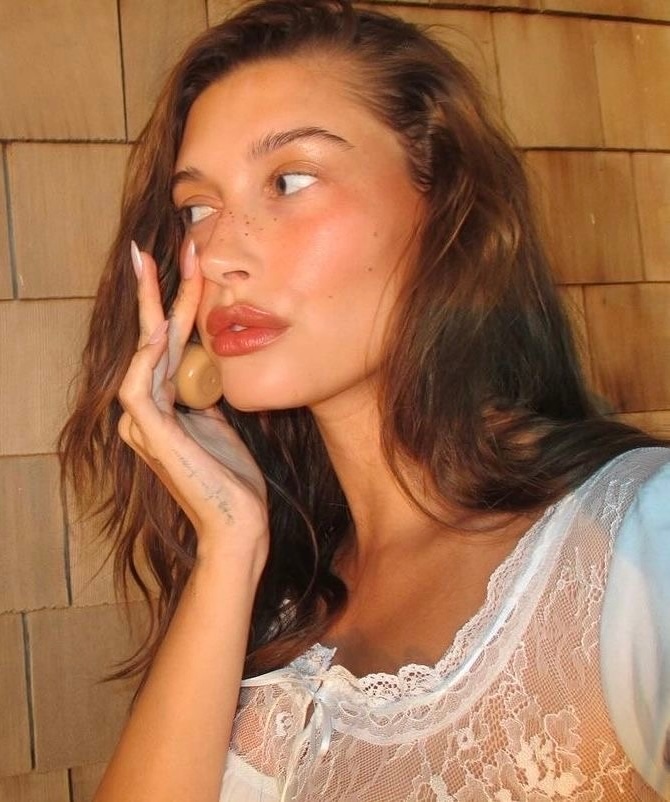 Sun kissed: тренд на макияж с эффектом загорелой кожи — носим как Эльза Хоск, Эмили Ратаковски и Хейли Бибер (фото 7)