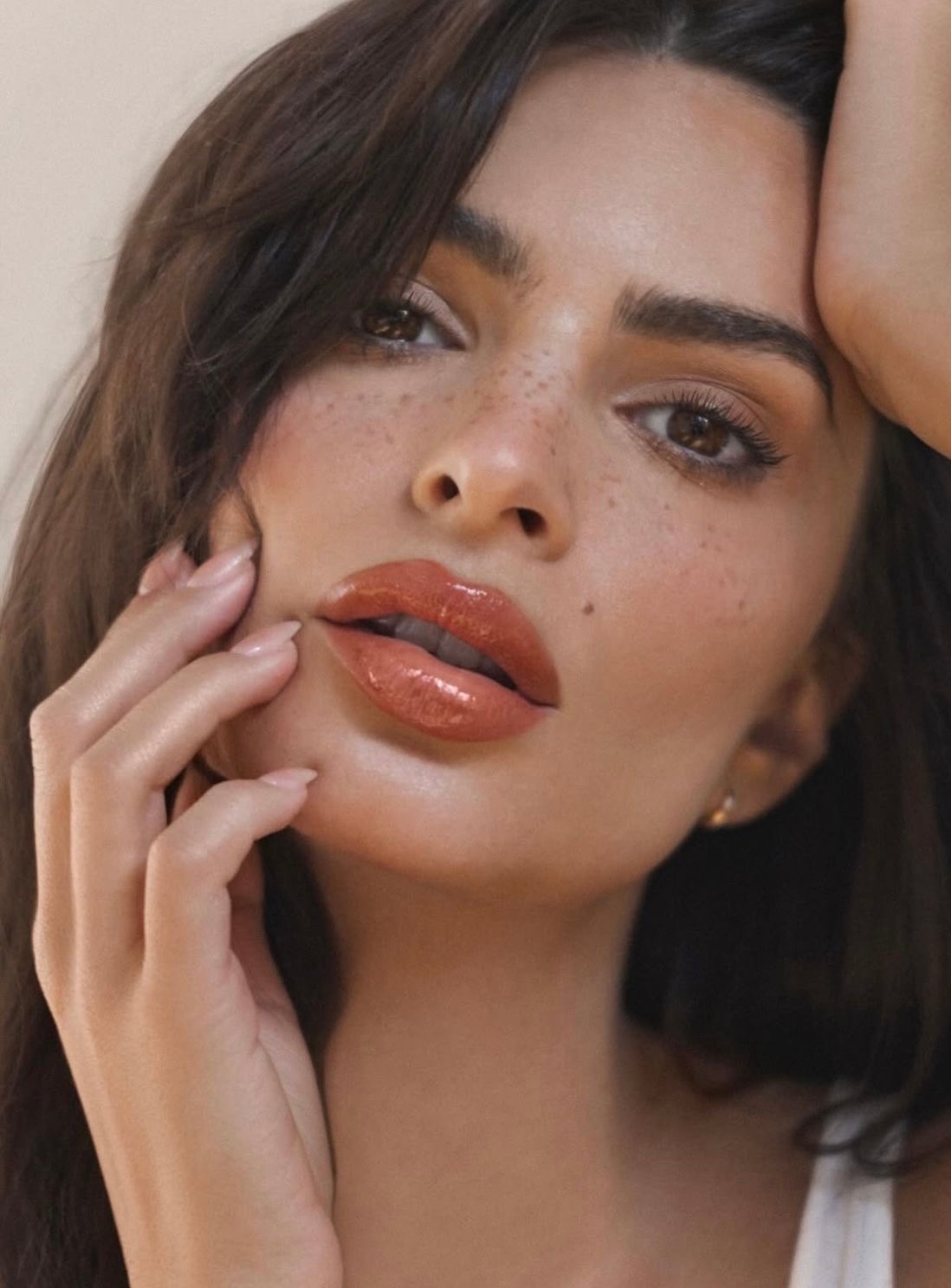 Sun kissed: тренд на макияж с эффектом загорелой кожи — носим как Эльза Хоск, Эмили Ратаковски и Хейли Бибер (фото 8)