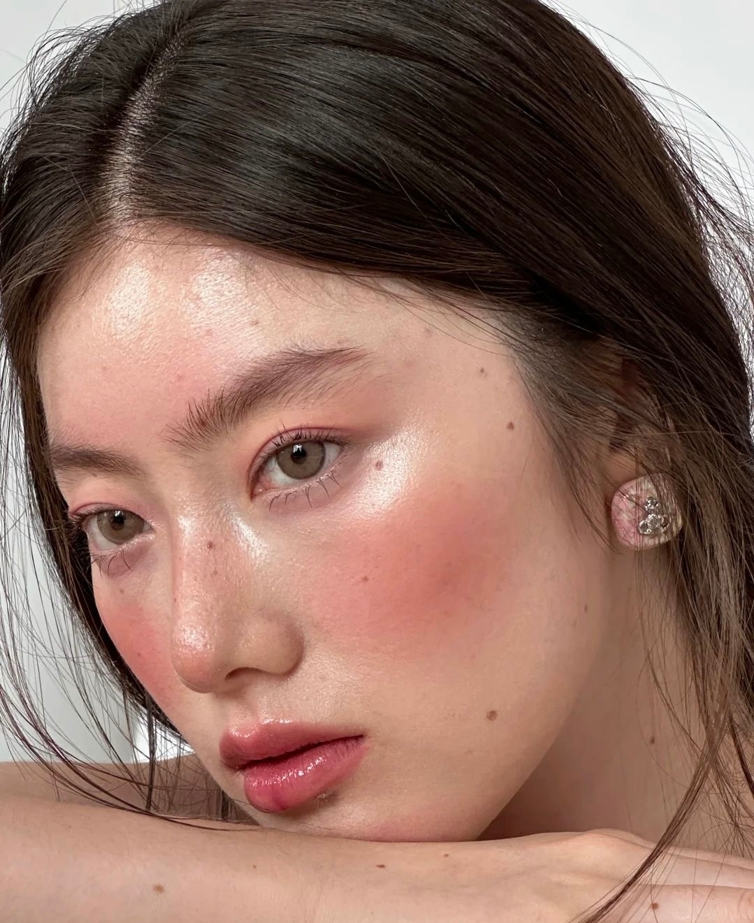 Sun kissed: тренд на макияж с эффектом загорелой кожи — носим как Эльза Хоск, Эмили Ратаковски и Хейли Бибер (фото 26)