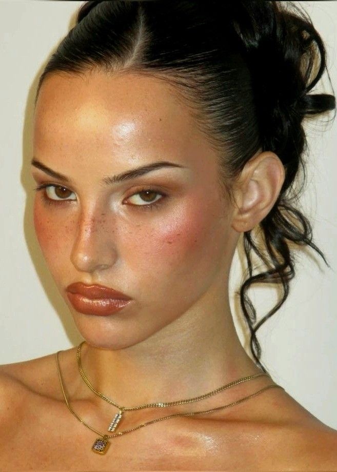 Sun kissed: тренд на макияж с эффектом загорелой кожи — носим как Эльза Хоск, Эмили Ратаковски и Хейли Бибер (фото 24)