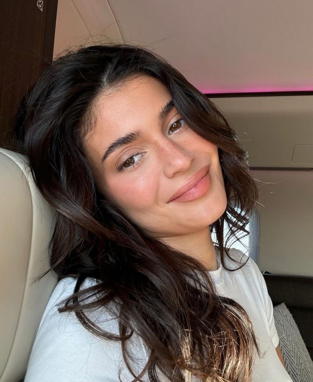 Sun kissed: тренд на макияж с эффектом загорелой кожи — носим как Эльза Хоск, Эмили Ратаковски и Хейли Бибер (фото 6)