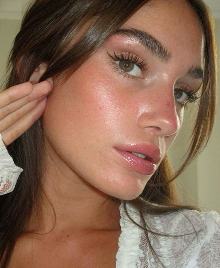 Sun kissed: тренд на макияж с эффектом загорелой кожи — носим как Эльза Хоск, Эмили Ратаковски и Хейли Бибер (фото 17)