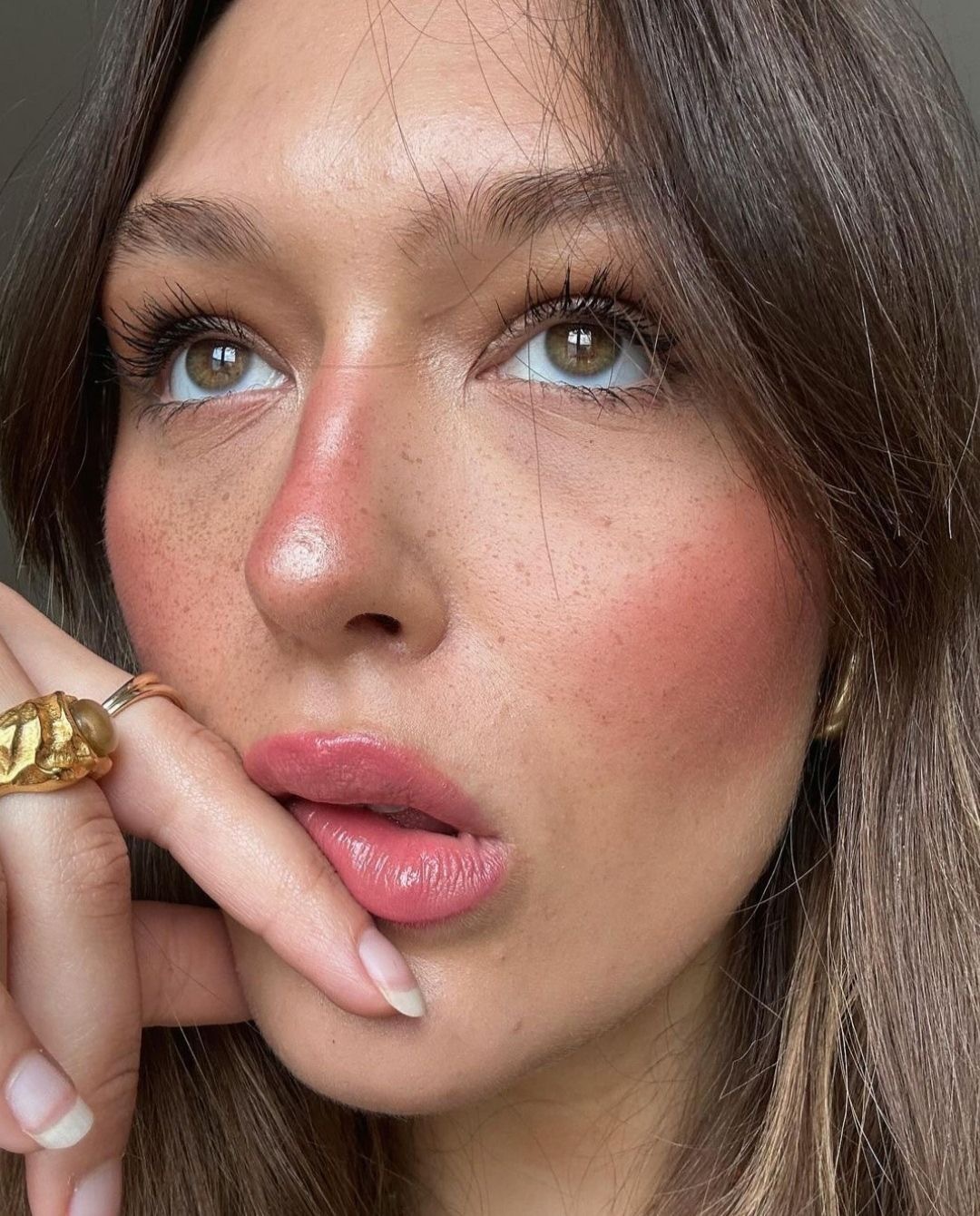 Sun kissed: тренд на макияж с эффектом загорелой кожи — носим как Эльза Хоск, Эмили Ратаковски и Хейли Бибер (фото 30)