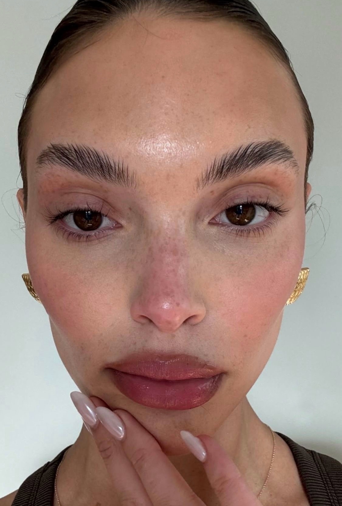 Sun kissed: тренд на макияж с эффектом загорелой кожи — носим как Эльза Хоск, Эмили Ратаковски и Хейли Бибер (фото 11)