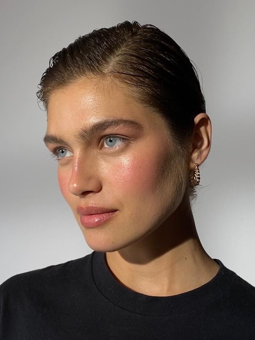 Sun kissed: тренд на макияж с эффектом загорелой кожи — носим как Эльза Хоск, Эмили Ратаковски и Хейли Бибер (фото 31)