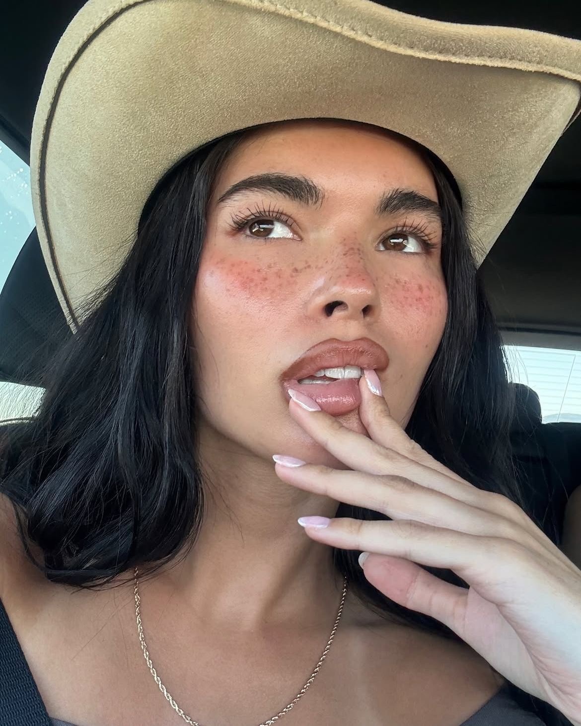 Sun kissed: тренд на макияж с эффектом загорелой кожи — носим как Эльза Хоск, Эмили Ратаковски и Хейли Бибер (фото 13)