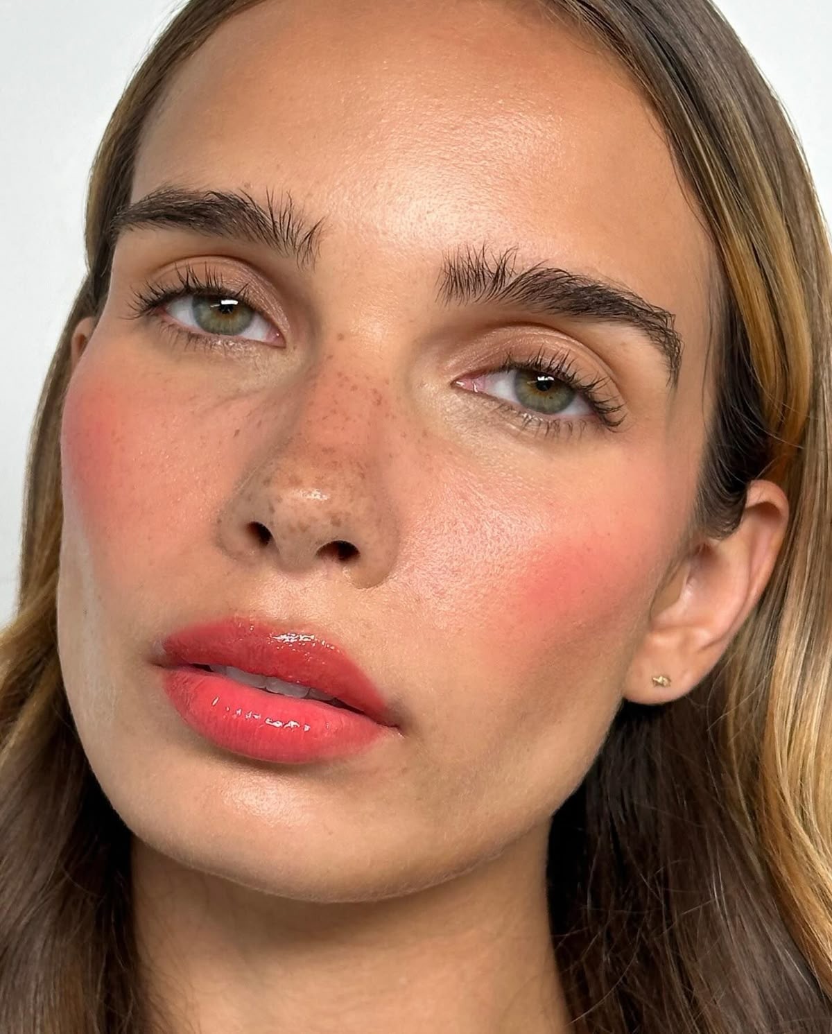 Sun kissed: тренд на макияж с эффектом загорелой кожи — носим как Эльза Хоск, Эмили Ратаковски и Хейли Бибер (фото 10)