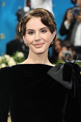 Главный бьюти-тренд Met Gala 2025 — укладка Kiss Curls, как у Дуа Липы и Сидни Суини. Туториал от стилистов (фото 5)