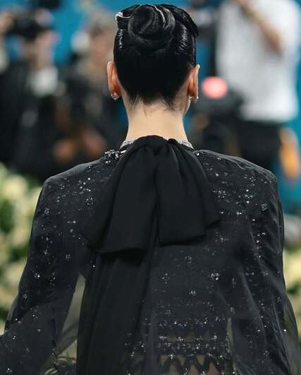 Главный бьюти-тренд Met Gala 2025 — укладка Kiss Curls, как у Дуа Липы и Сидни Суини. Туториал от стилистов (фото 17)