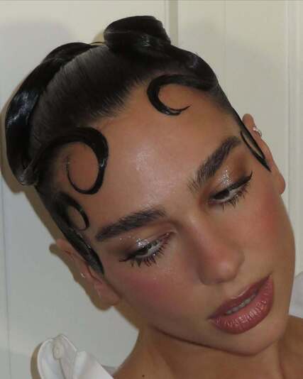 Главный бьюти-тренд Met Gala 2025 — укладка Kiss Curls, как у Дуа Липы и Сидни Суини. Туториал от стилистов (фото 12)