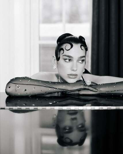 Главный бьюти-тренд Met Gala 2025 — укладка Kiss Curls, как у Дуа Липы и Сидни Суини. Туториал от стилистов (фото 16)