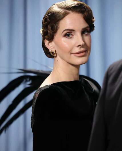 Главный бьюти-тренд Met Gala 2025 — укладка Kiss Curls, как у Дуа Липы и Сидни Суини. Туториал от стилистов (фото 23)