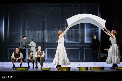 «Мертвые души» и «Гамлет»: лучшие спектакли уходящего сезона, на которые вы еще успеваете сходить — выбор BURO. (фото 14)