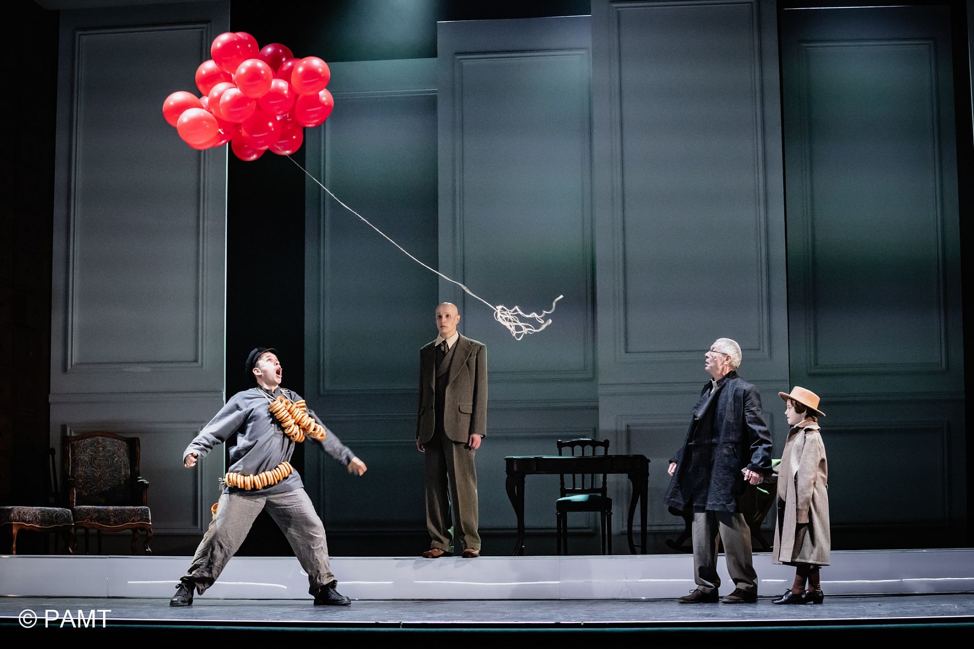 «Мертвые души» и «Гамлет»: лучшие спектакли уходящего сезона, на которые вы еще успеваете сходить — выбор BURO. (фото 13)