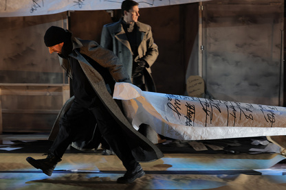 «Мертвые души» и «Гамлет»: лучшие спектакли уходящего сезона, на которые вы еще успеваете сходить — выбор BURO. (фото 12)