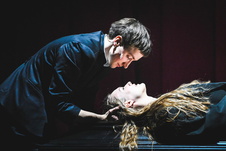 «Мертвые души» и «Гамлет»: лучшие спектакли уходящего сезона, на которые вы еще успеваете сходить — выбор BURO. (фото 1)