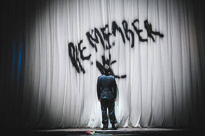 «Мертвые души» и «Гамлет»: лучшие спектакли уходящего сезона, на которые вы еще успеваете сходить — выбор BURO. (фото 2)