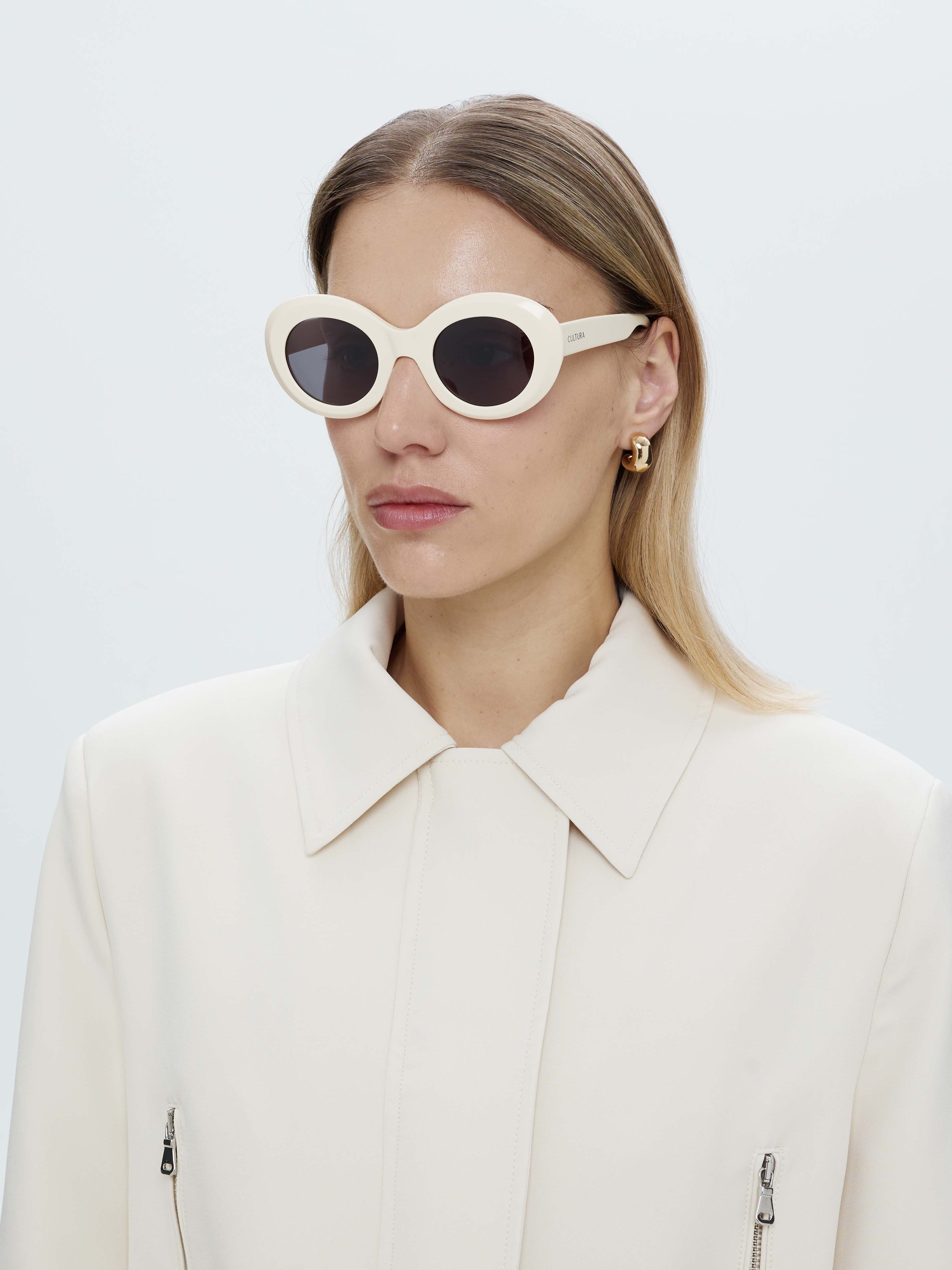 Блестящее бикини и желейные вьетнамки: что носить в купальном сезоне 2025 (фото 2)