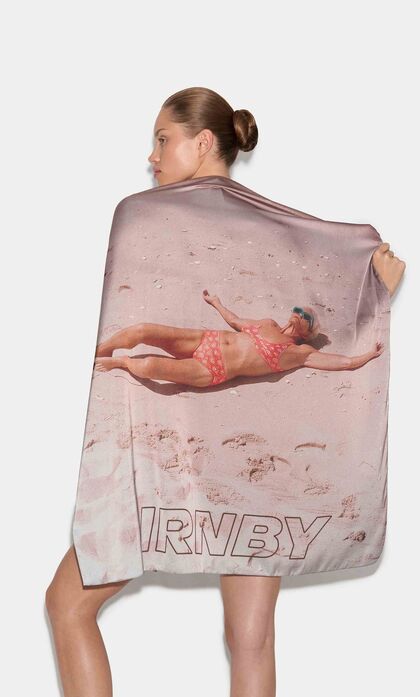 Блестящее бикини и желейные вьетнамки: что носить в купальном сезоне 2025 (фото 1)