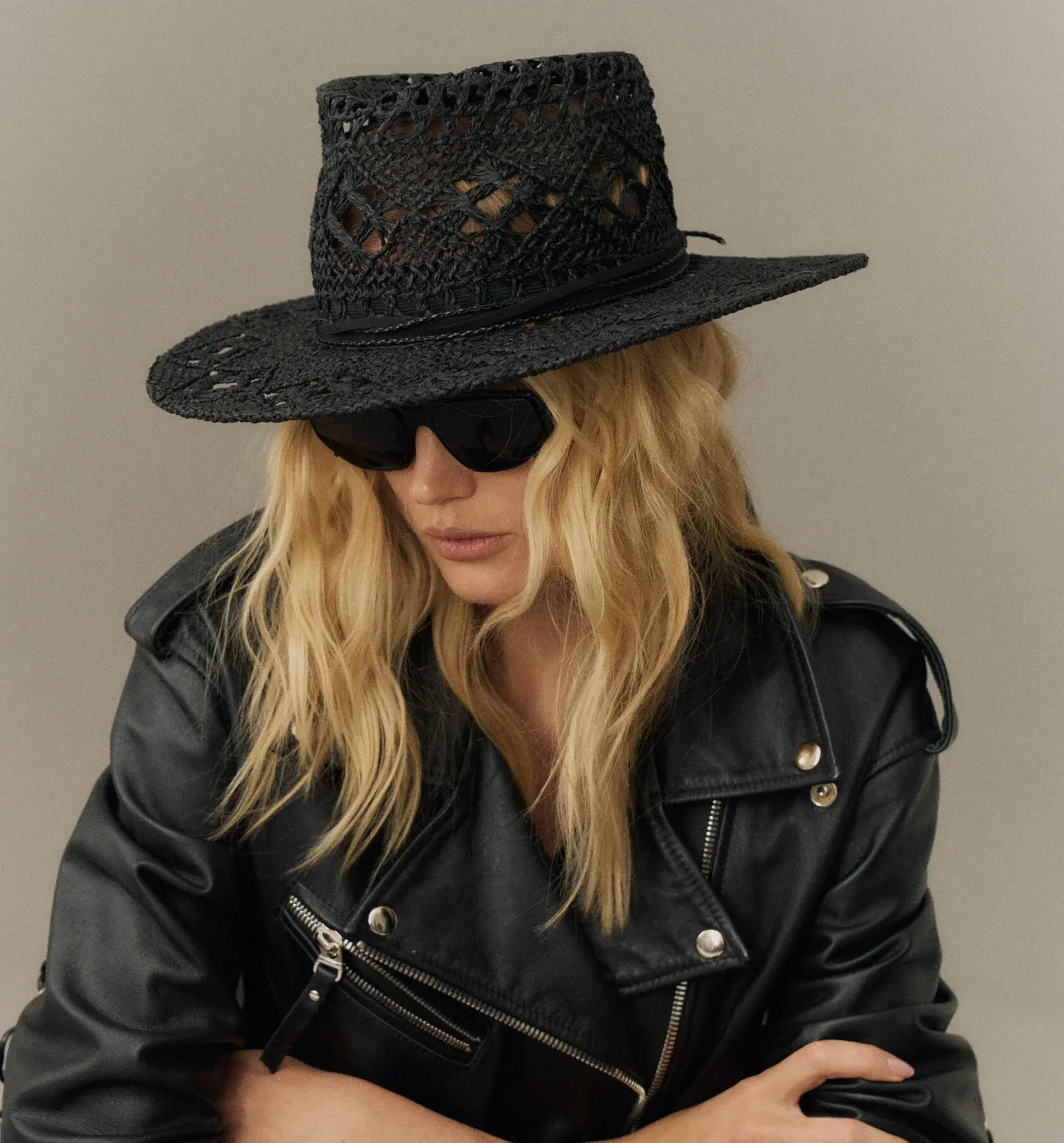 Блестящее бикини и желейные вьетнамки: что носить в купальном сезоне 2025 (фото 20)