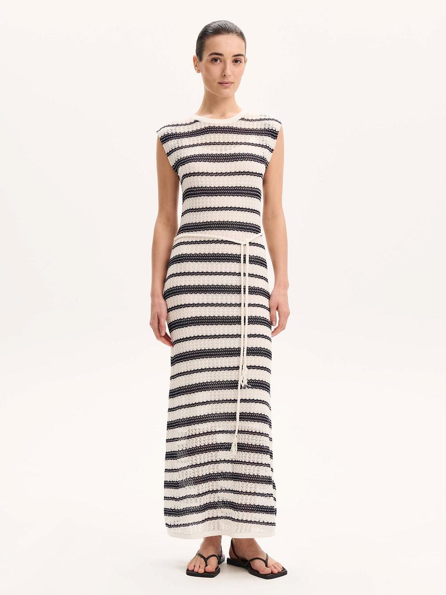 Блестящее бикини и желейные вьетнамки: что носить в купальном сезоне 2025 (фото 15)