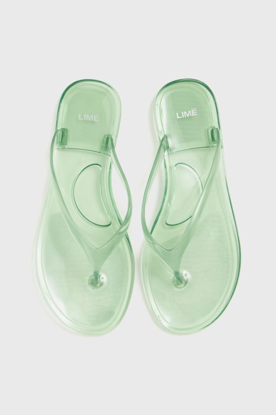 Блестящее бикини и желейные вьетнамки: что носить в купальном сезоне 2025 (фото 7)