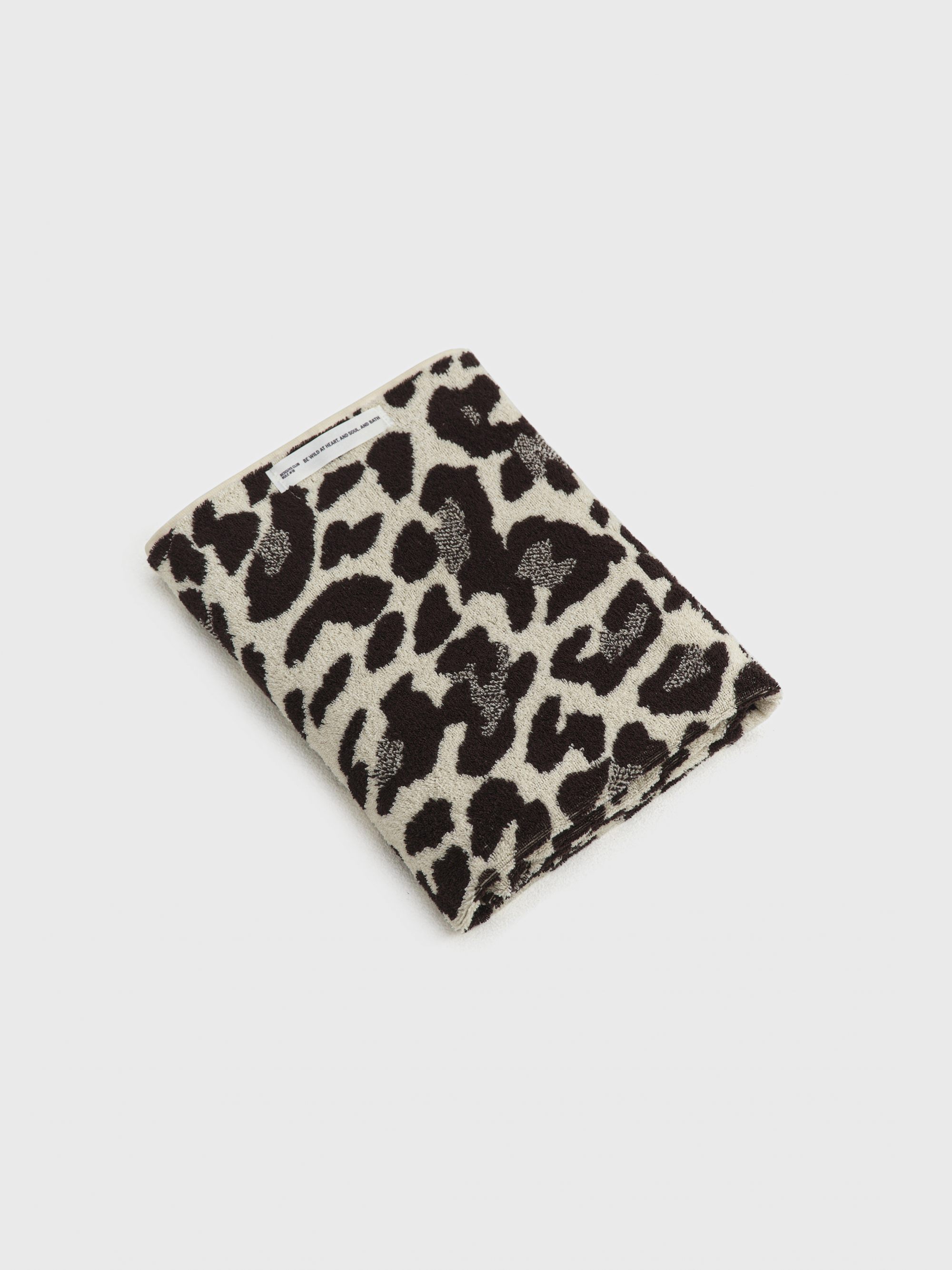 Блестящее бикини и желейные вьетнамки: что носить в купальном сезоне 2025 (фото 10)