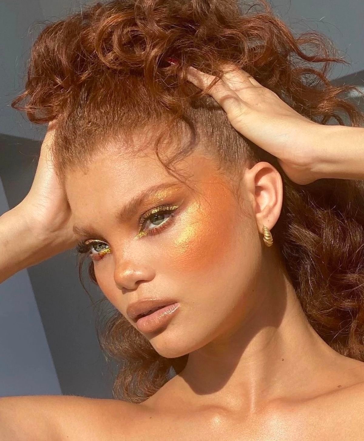 Total monochrome: тренд на макияж в одном цвете — носим как Ливия Нуньес, Марго Робби и Люси Хейл (фото 13)