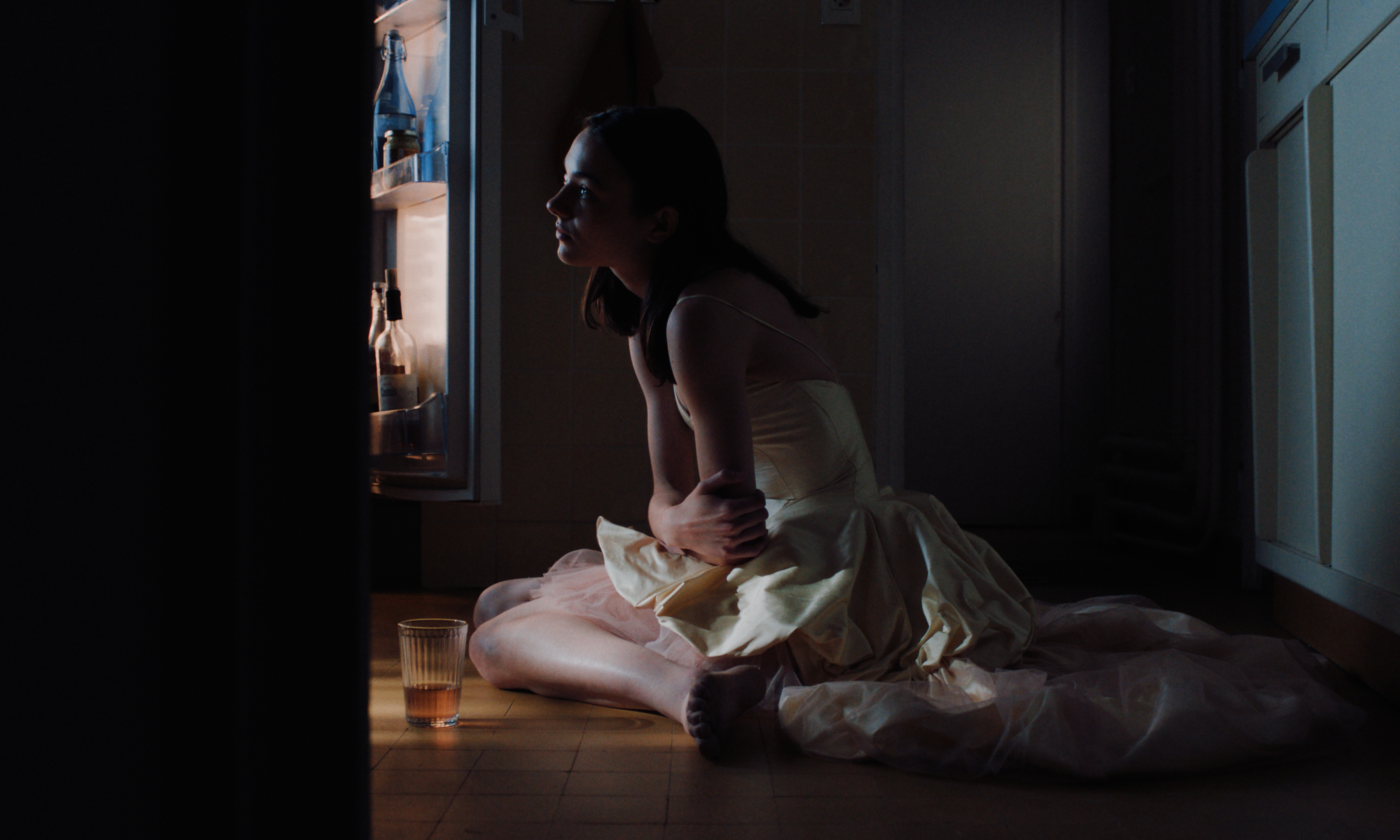 Изъяны общества потребления и летняя меланхолия: какой получилась экранизация романа Франсуазы Саган «Здравствуй, грусть!» (фото 9)